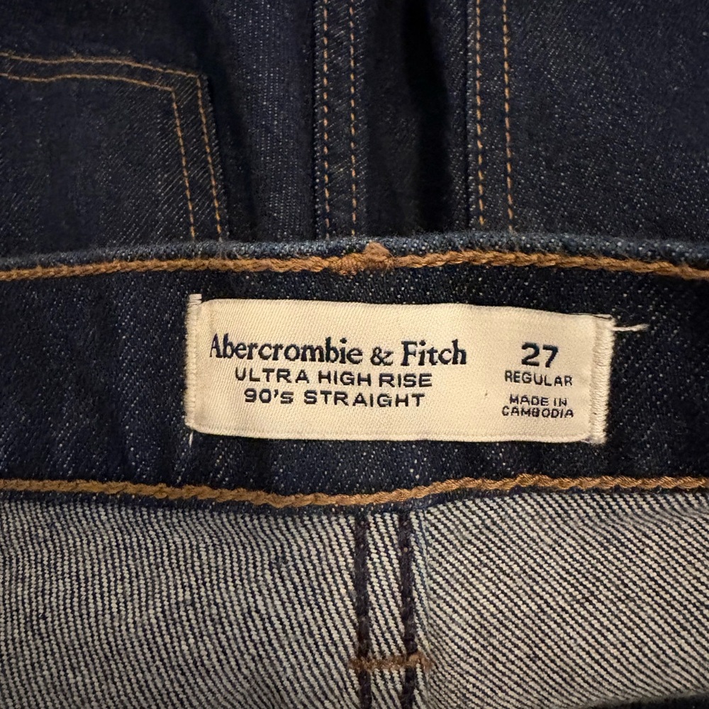 Ultra High Rise 90’s Straight Sz 27 Abercrombie and Fitch Jeans — in “Rinse”